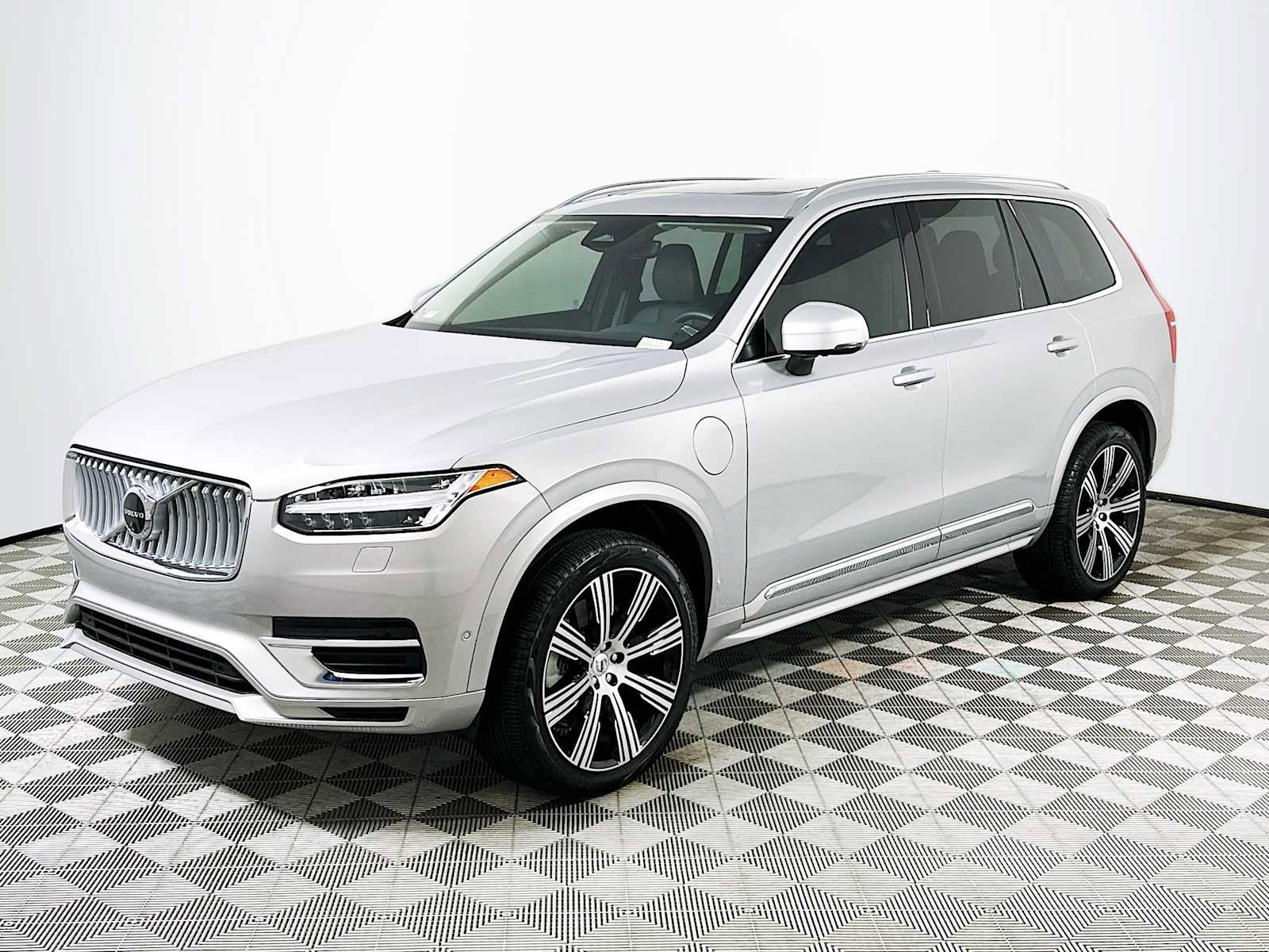 Certified 2025 Volvo XC90 T8 Plus w/ Protection Package Premier image 3