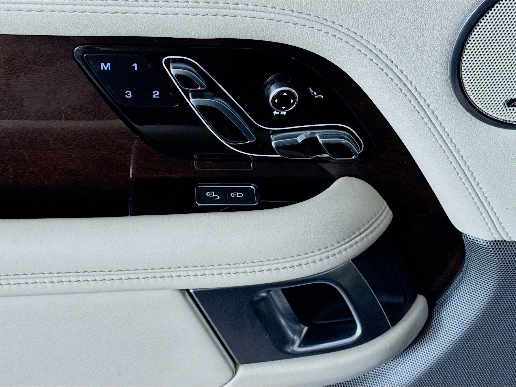 Used 2019 Land Rover Range Rover HSE image 23