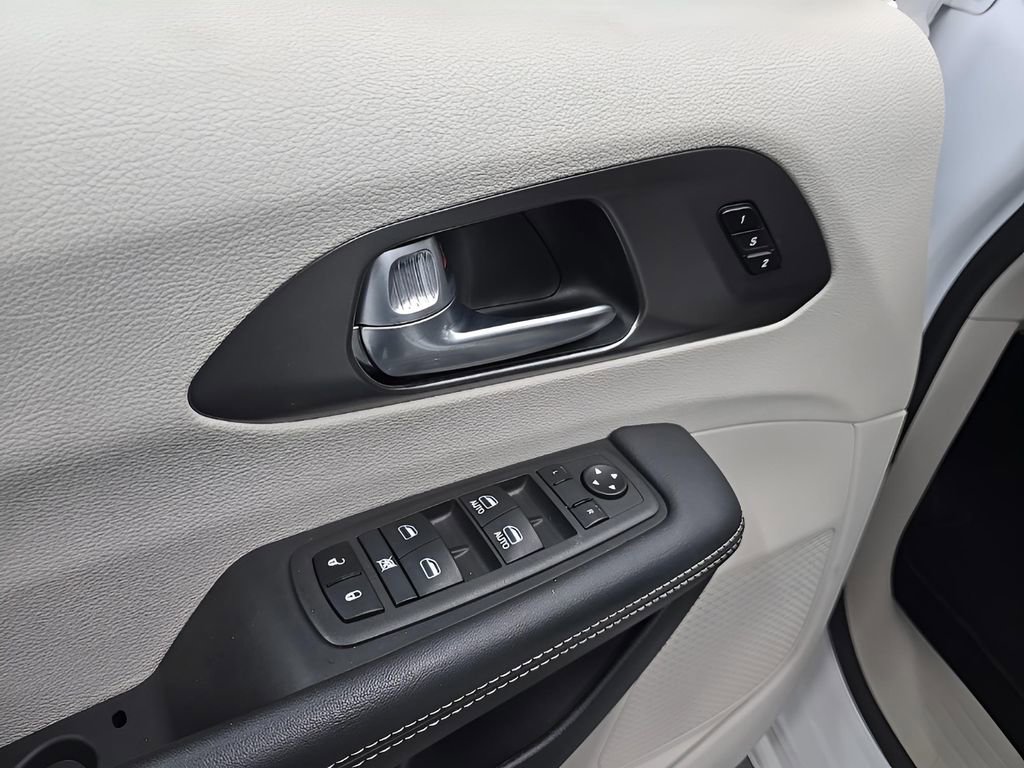 Used 2024 Chrysler Pacifica Touring-L image 10