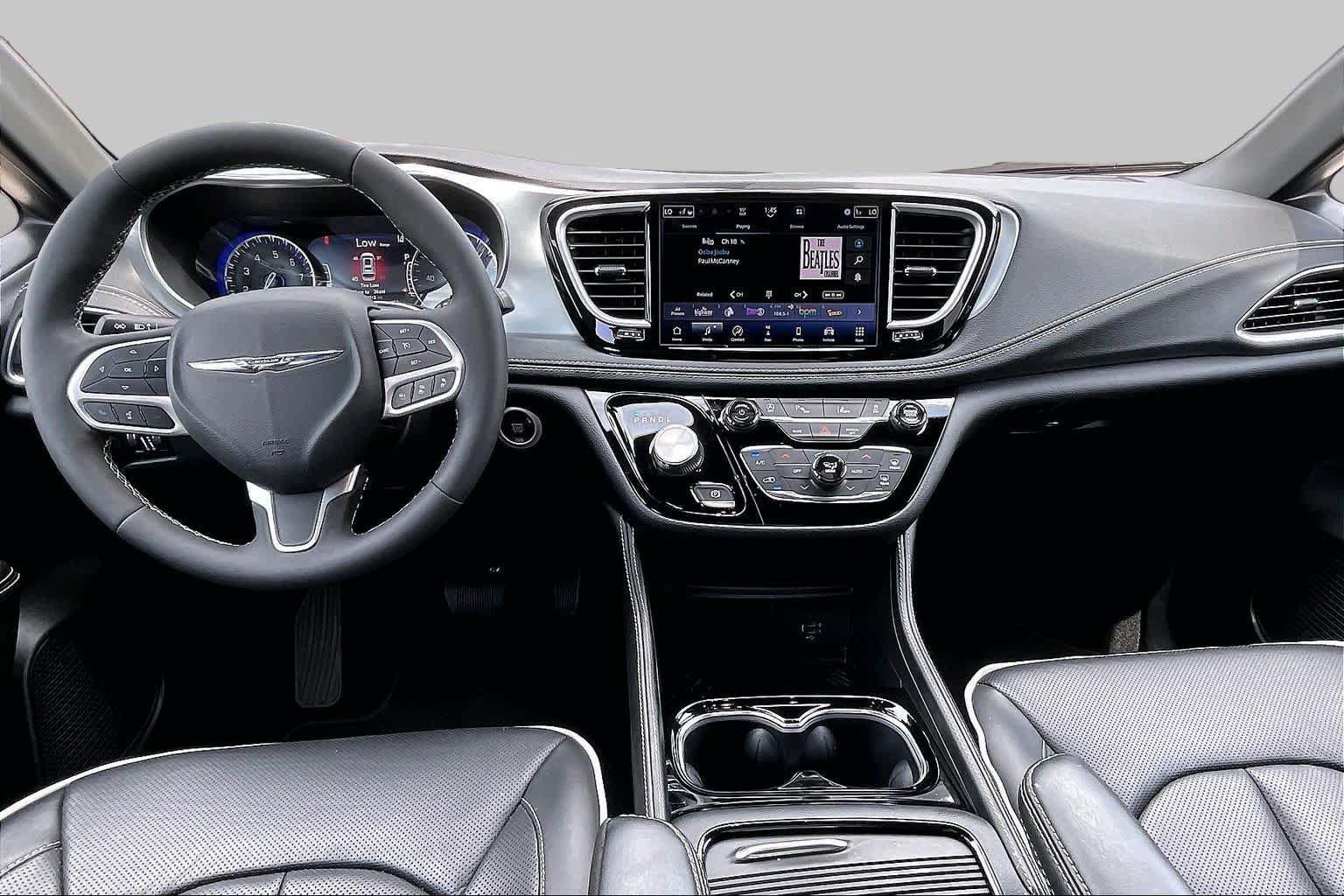 Used 2026 Chrysler Pacifica Limited FWD image 16