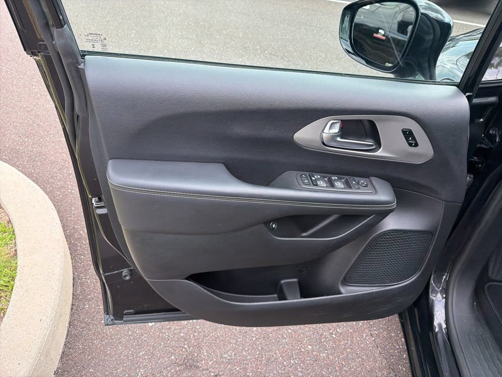 Used 2024 Chrysler Pacifica Premium FWD image 6
