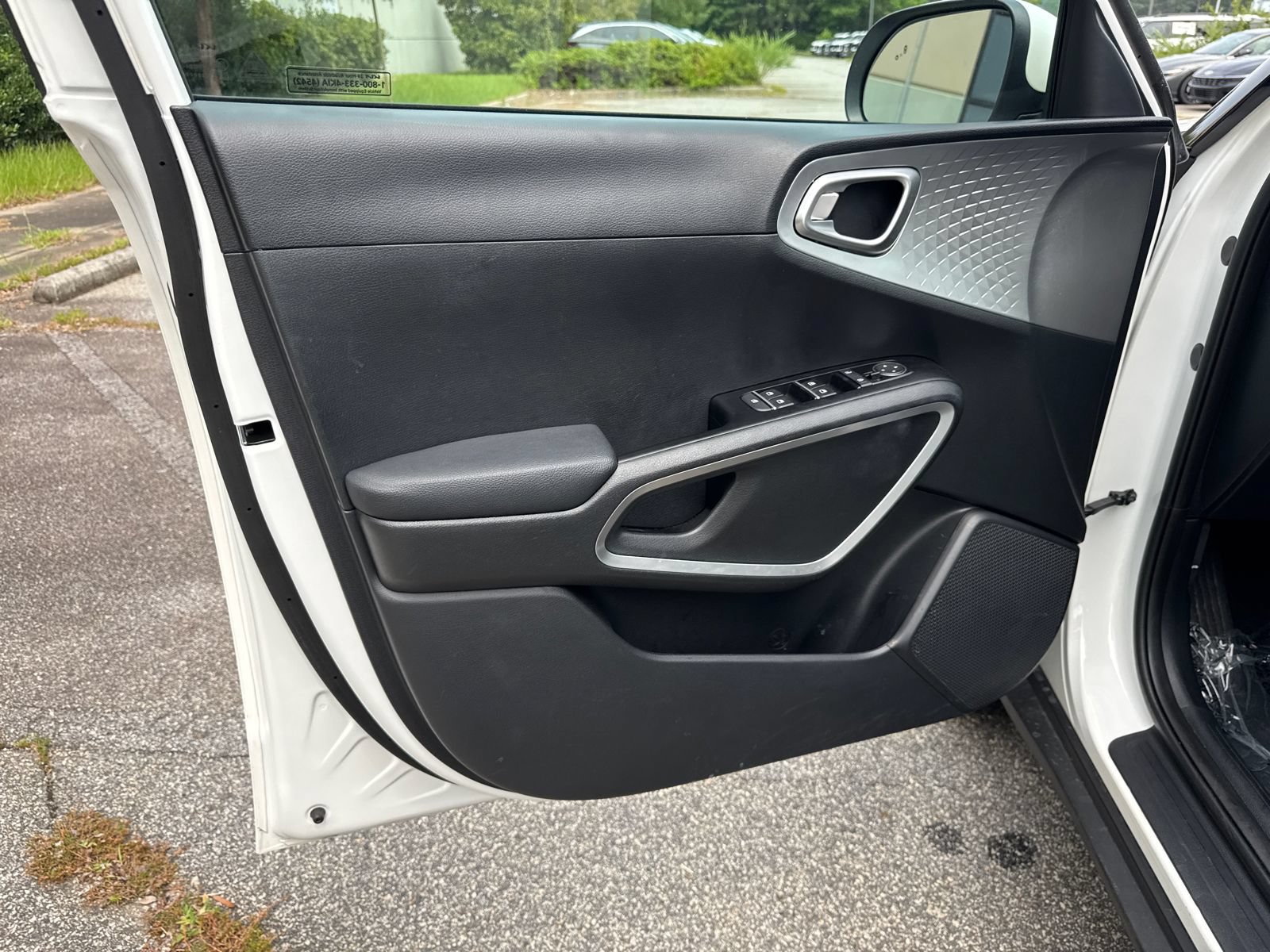 Used 2025 Kia Soul LX w/ LX Technology Package FWD image 10