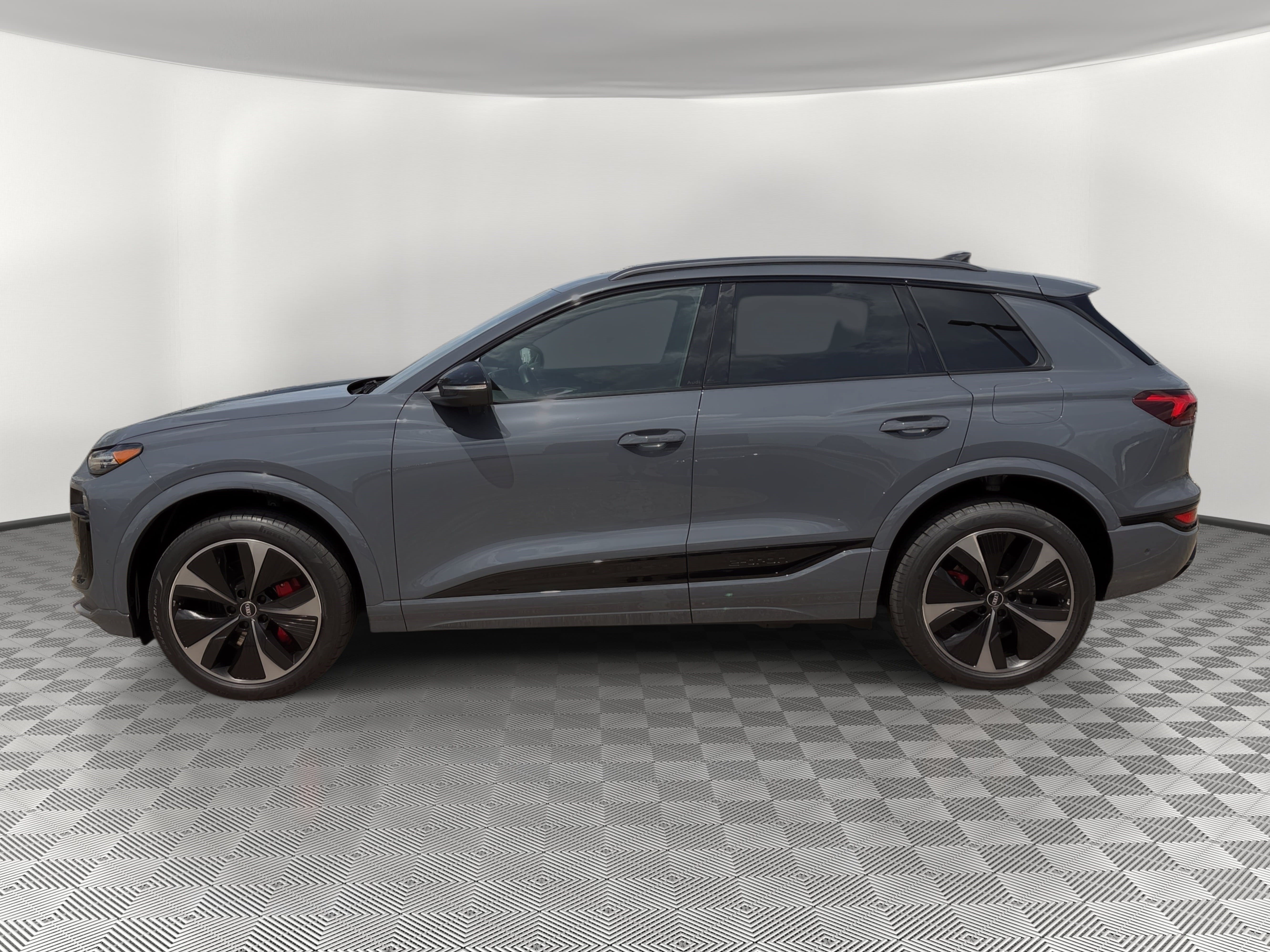 Certified 2025 Audi SQ6 e-tron Prestige w/ Black Edition One AWD/4WD image 2