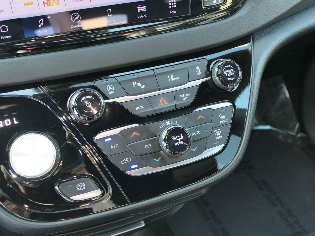 Used 2025 Chrysler Pacifica Select image 19