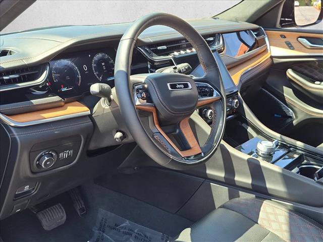 Used 2023 Jeep Grand Cherokee Summit AWD/4WD image 10