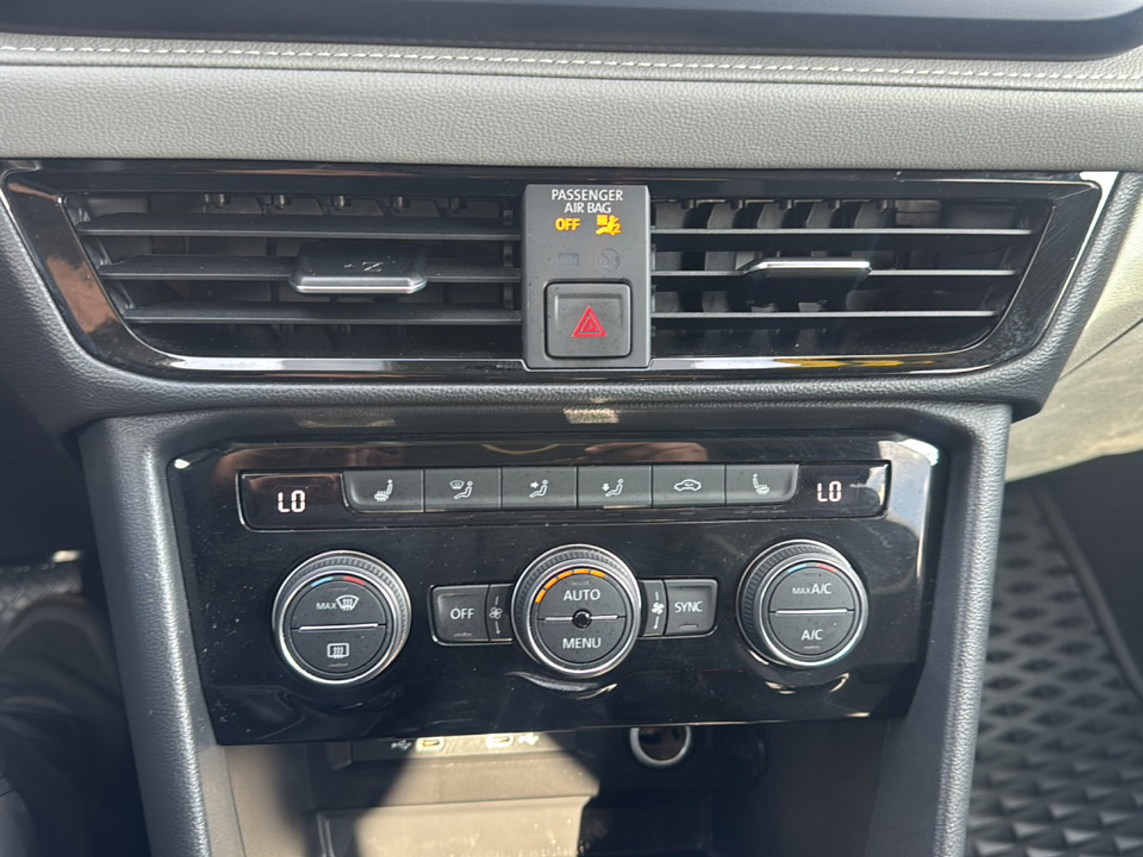 Used 2024 Volkswagen Taos SE image 36