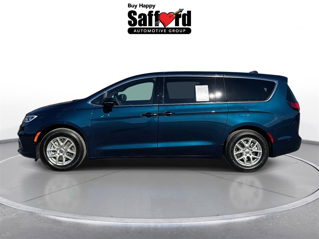 Used 2025 Chrysler Pacifica Select image 4