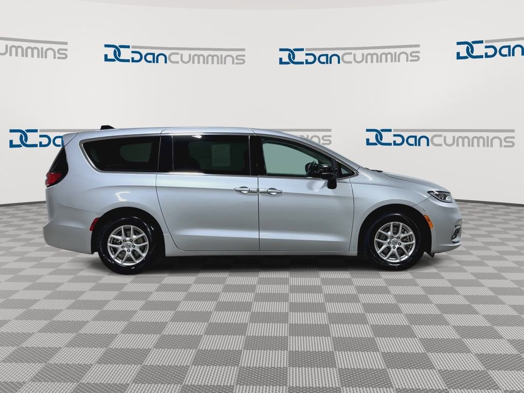 Used 2024 Chrysler Pacifica Touring-L image 2