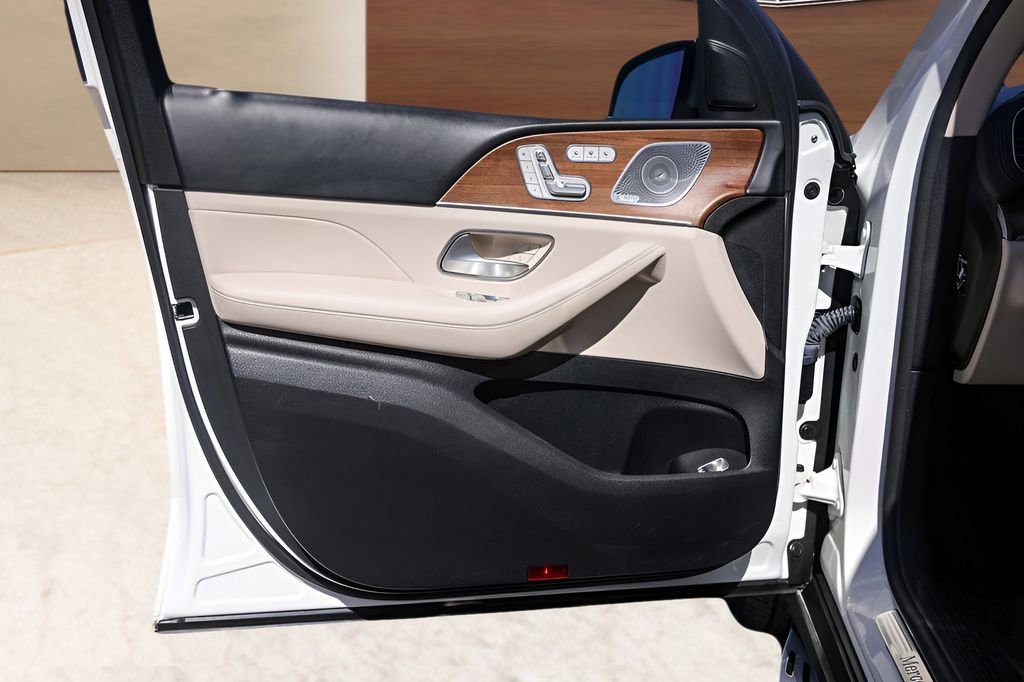 Used 2021 Mercedes-Benz GLS 450 4MATIC image 25