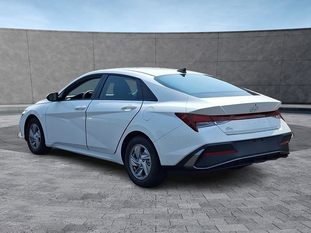Certified 2025 Hyundai Elantra SE w/ Cargo Package FWD image 3