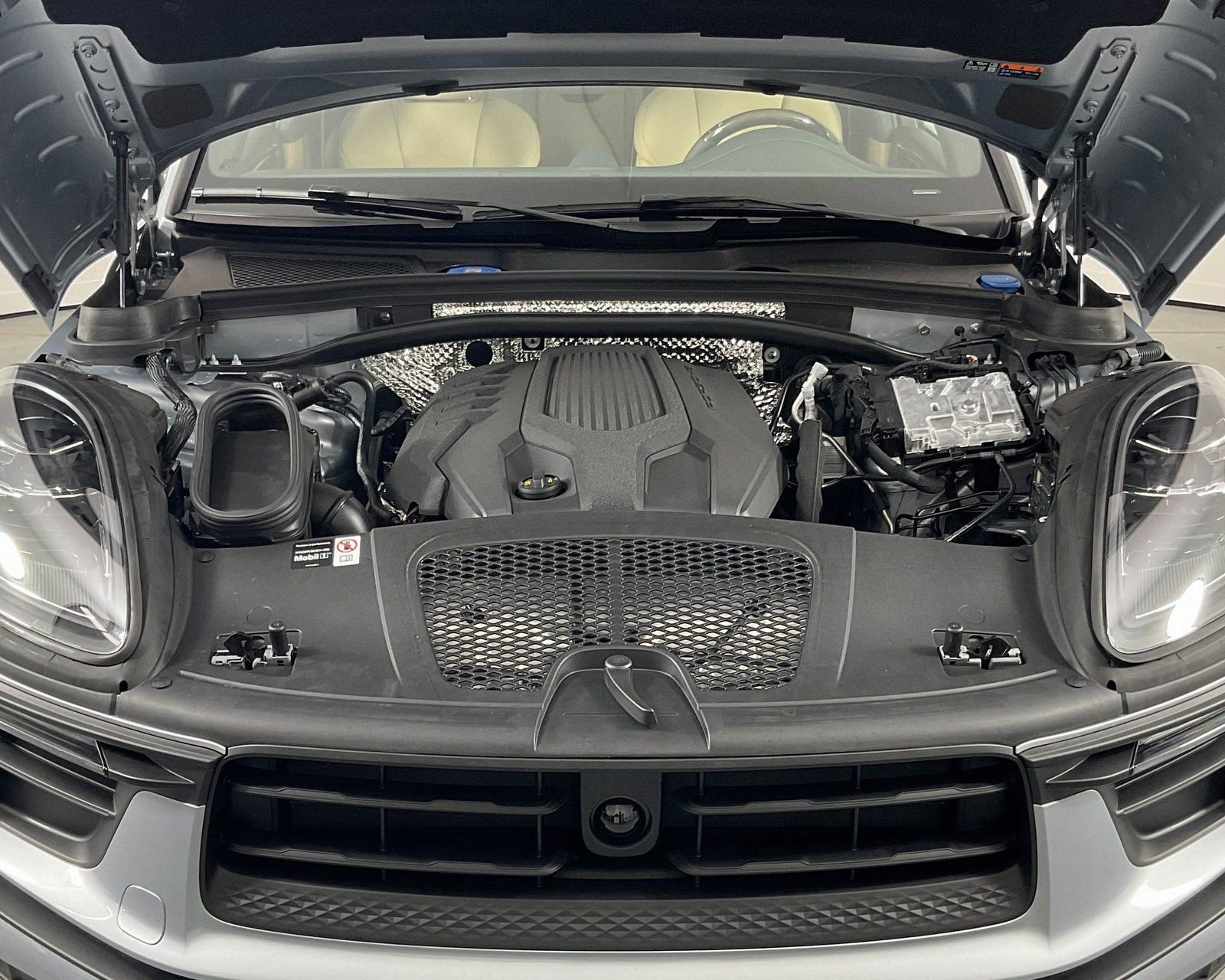 Certified 2025 Porsche Macan image 31