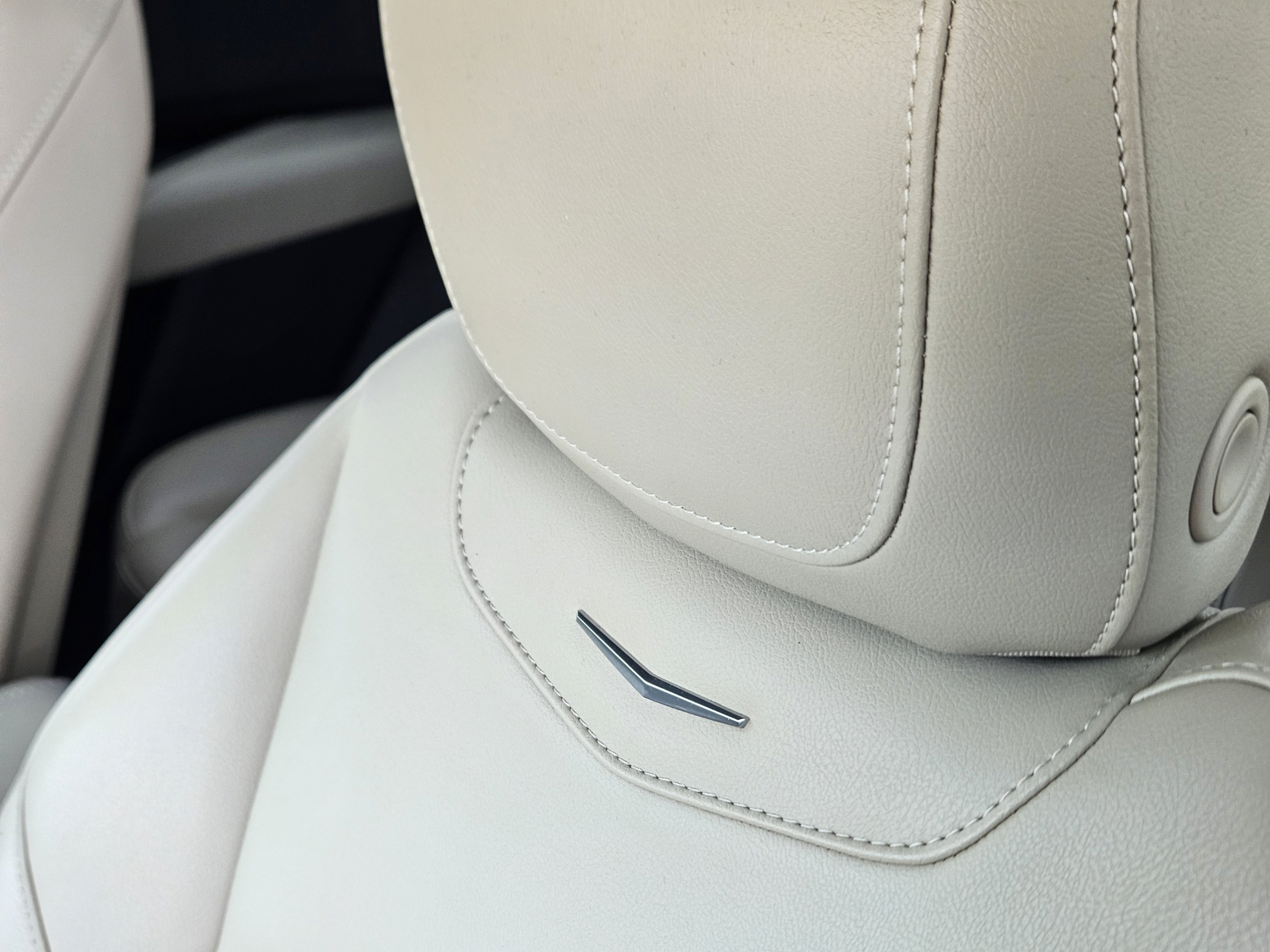 Used 2024 Cadillac XT4 Luxury w/ Cold Weather Package FWD image 7