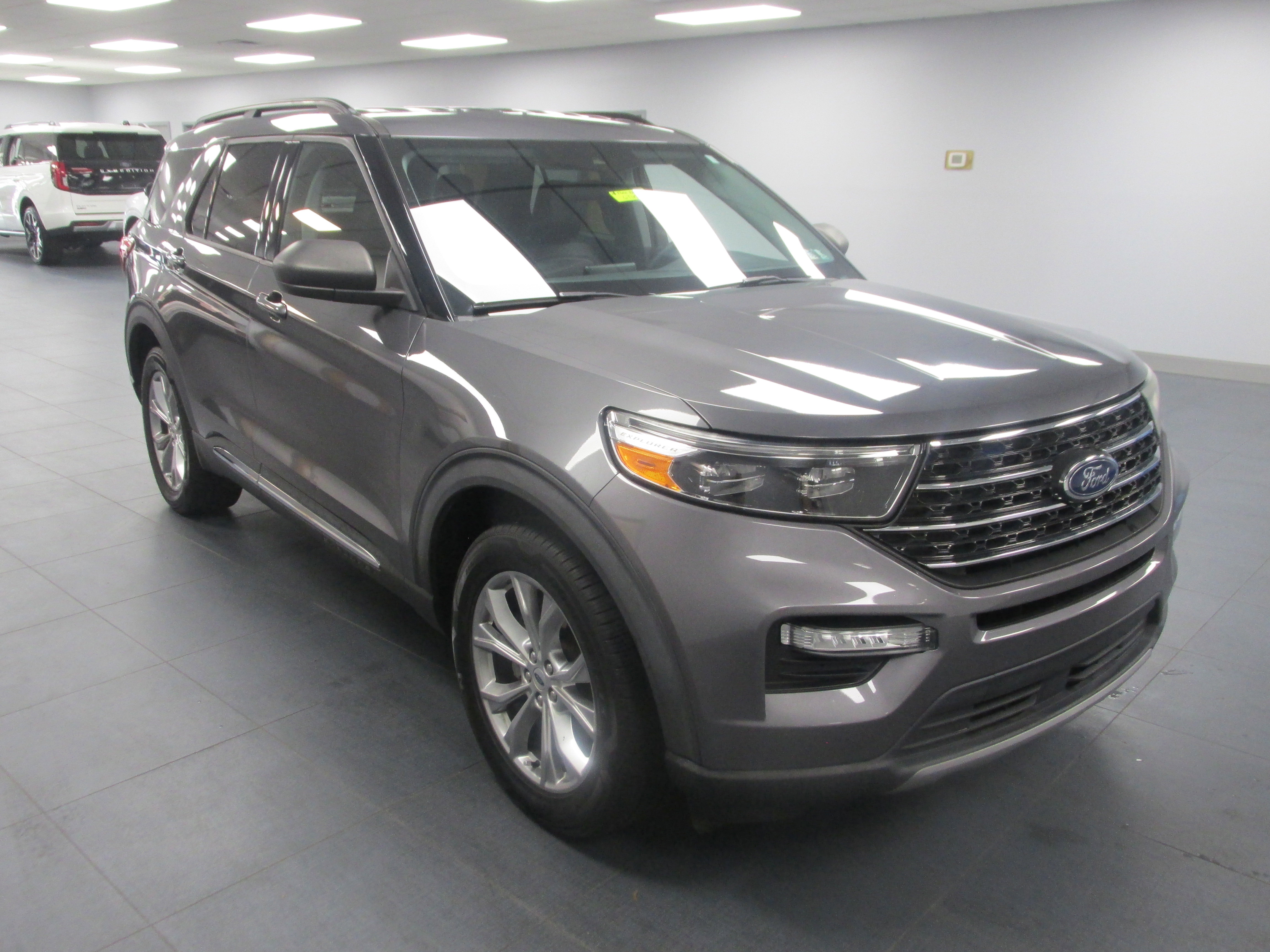 Certified 2021 Ford Explorer XLT w/ Equipment Group 202A AWD/4WD image 3