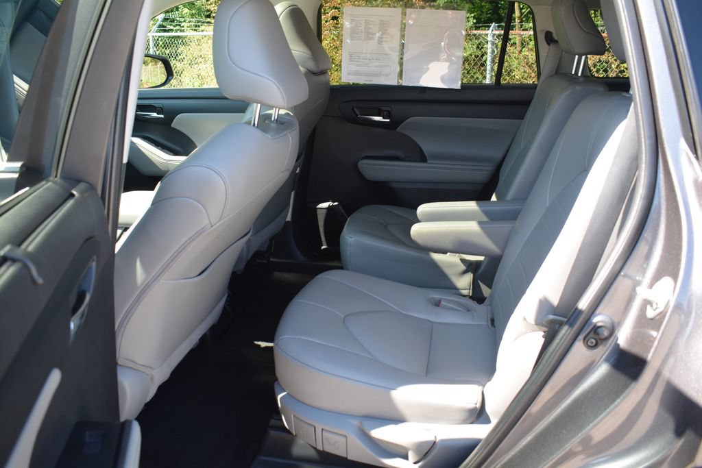 Used 2022 Toyota Highlander XLE AWD/4WD image 23