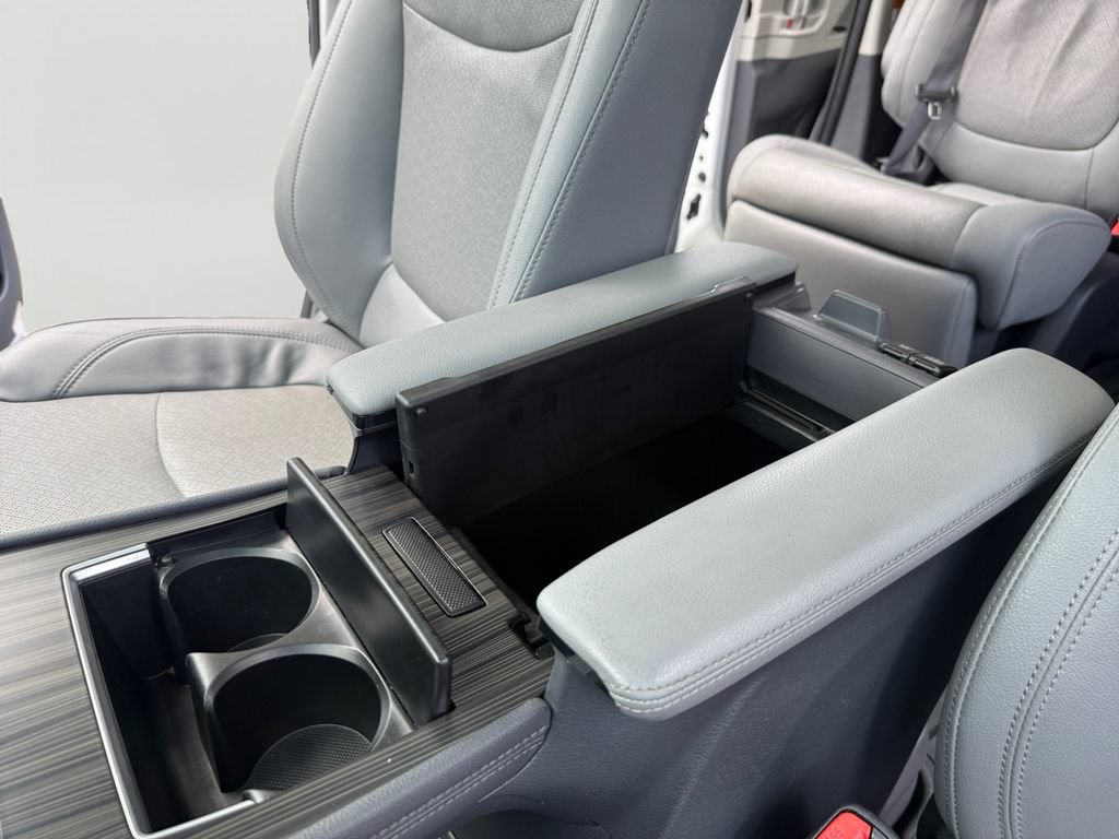 Used 2023 Toyota Sienna Limited AWD/4WD image 21