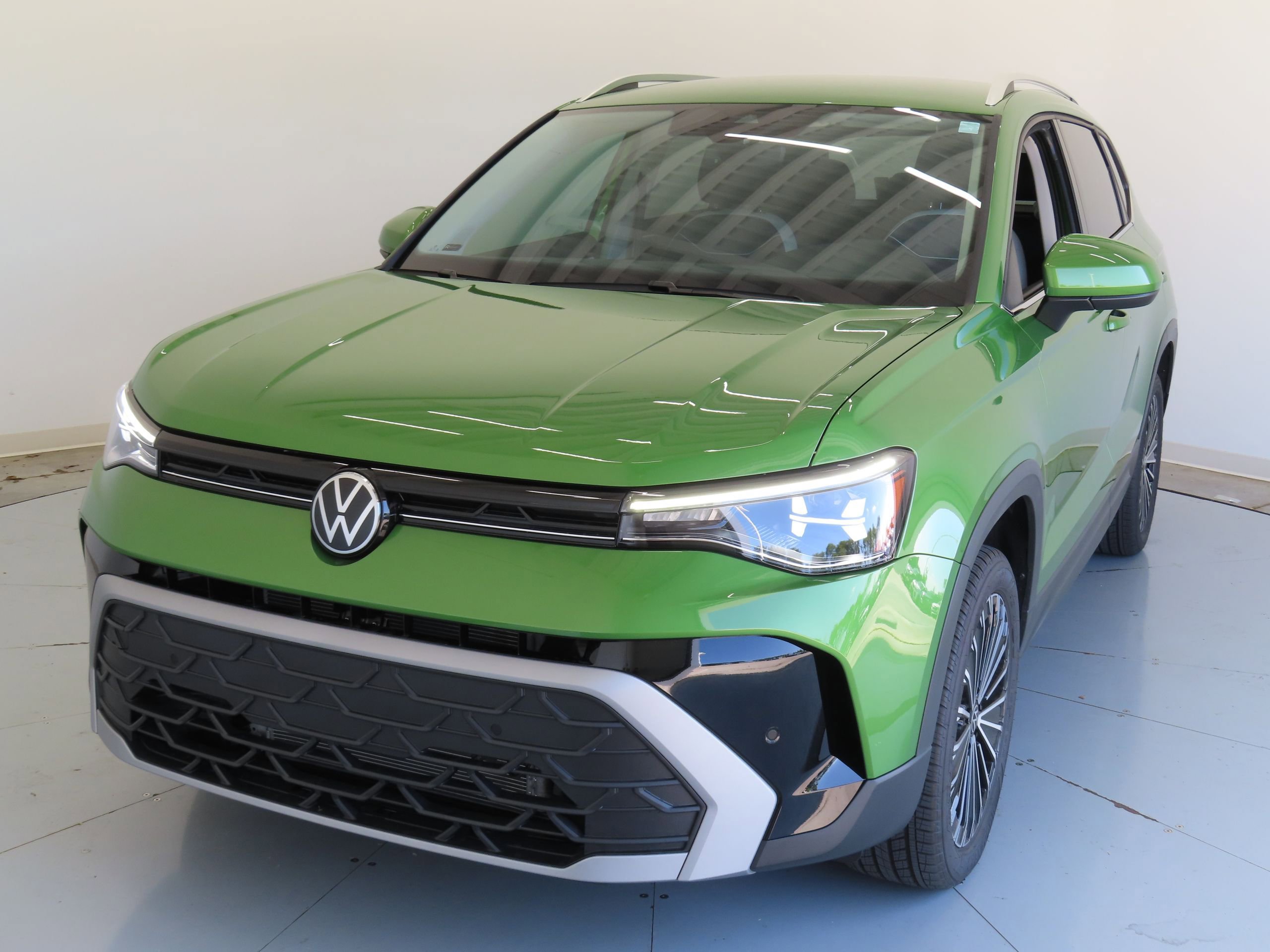 New 2025 Volkswagen Taos SE image 9