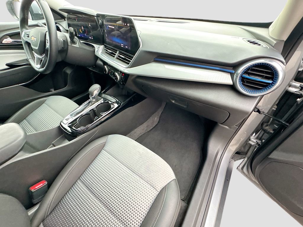 Used 2025 Chevrolet Trax LT w/ LT Convenience Package image 27