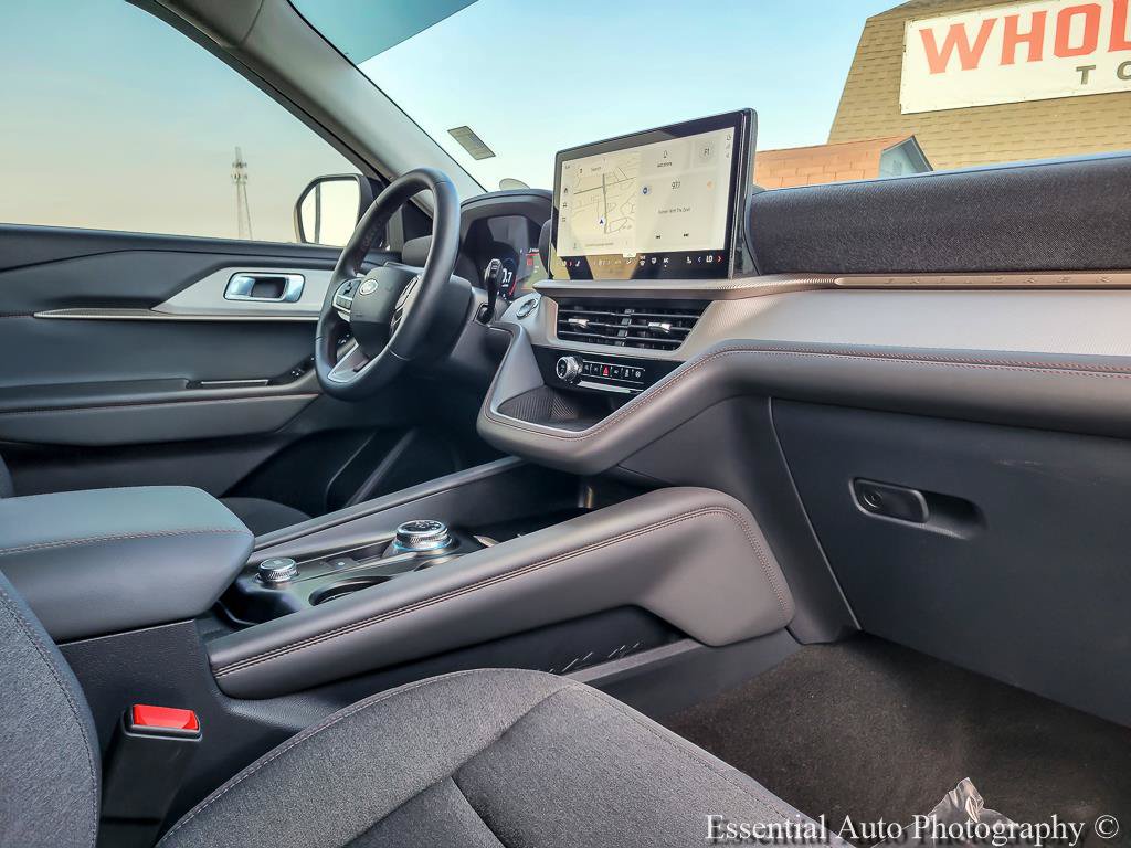 Used 2025 Ford Explorer Active AWD/4WD image 34