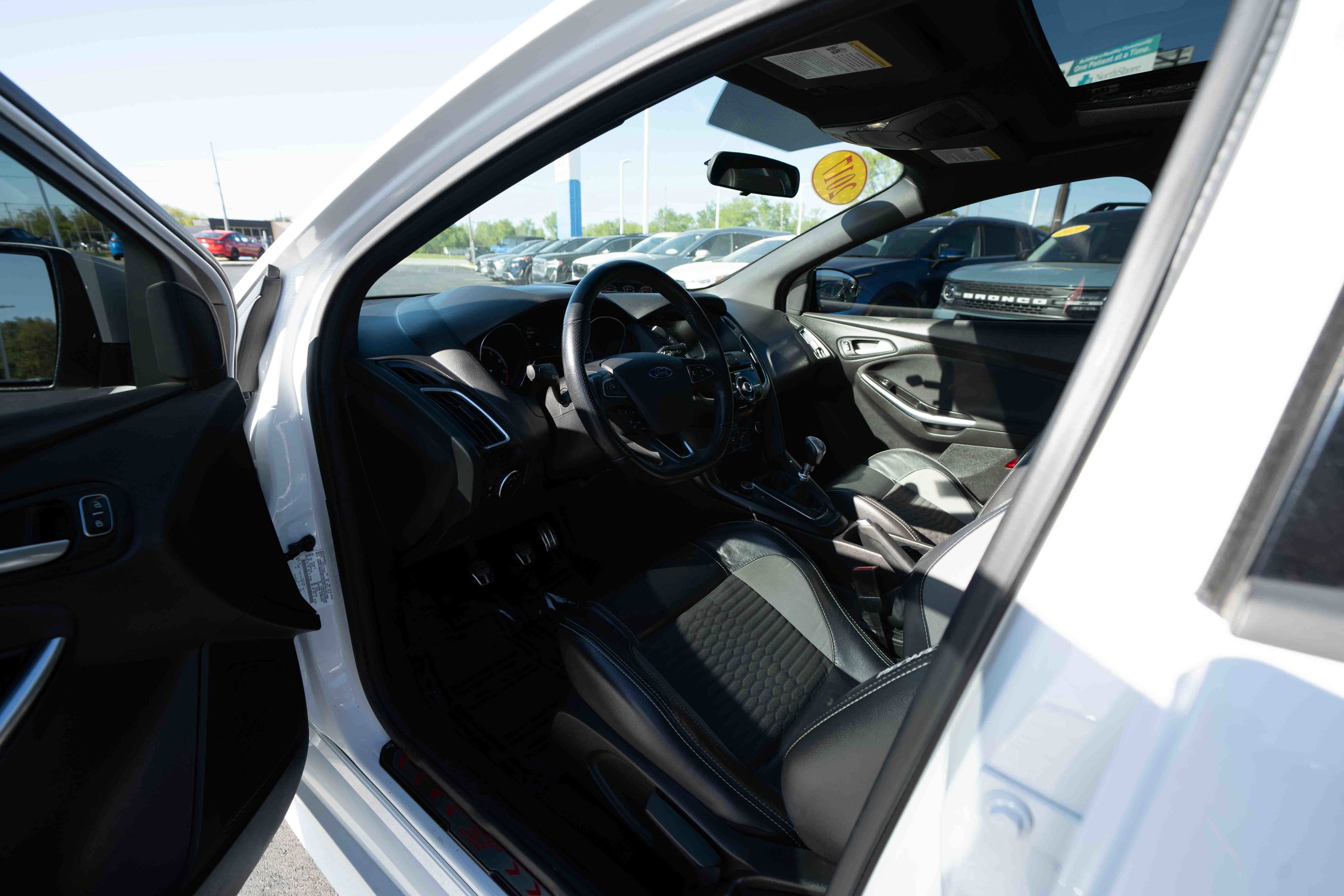 Used 2017 Ford Focus ST w/ Equipment Group 401A FWD image 8