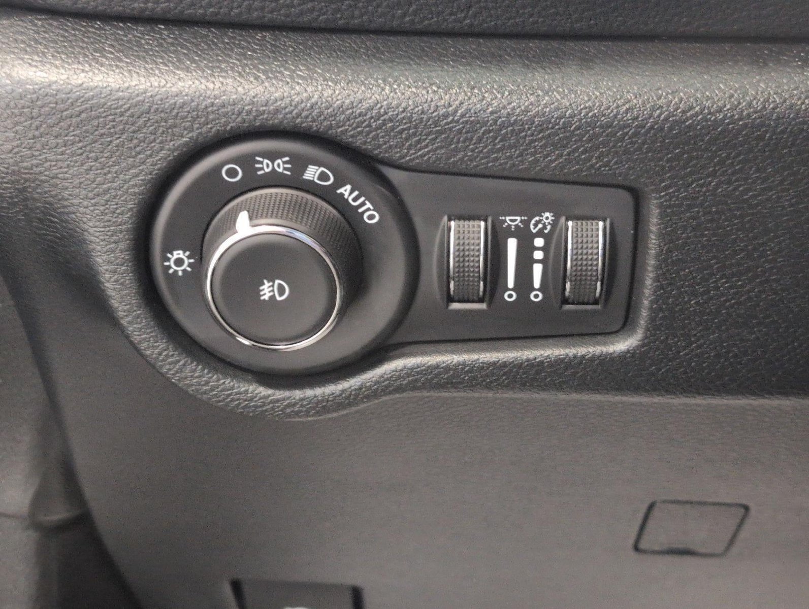 Used 2025 Chrysler Pacifica Premium FWD image 11