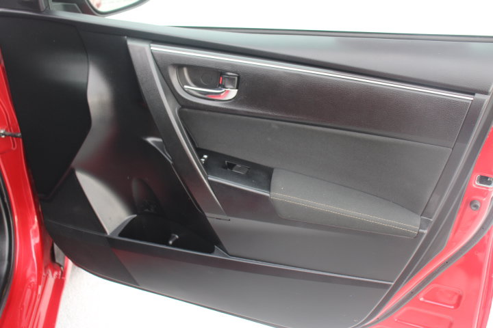 Used 2017 Toyota Corolla LE w/ Carpet Mat Package (TMS) FWD image 17