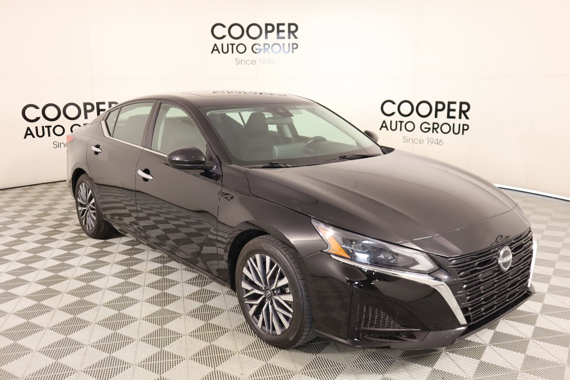 Used 2023 Nissan Altima 2.5 SV w/ SV Premium Package image 1