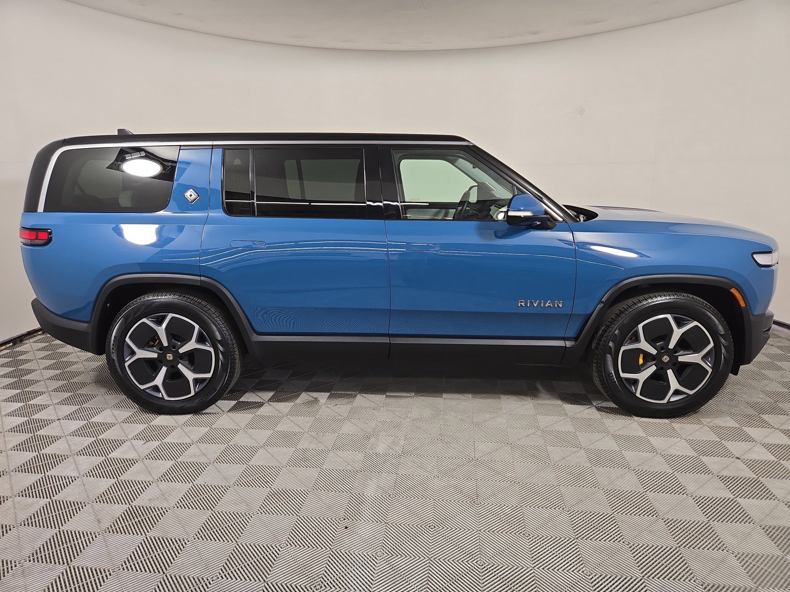 Used 2024 Rivian R1S Adventure AWD/4WD image 6