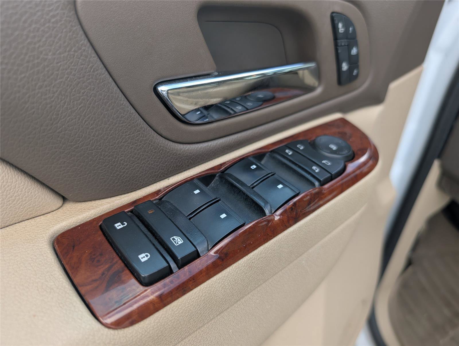 Used 2011 GMC Yukon XL SLT w/ SLT-2 Equipment Package image 9