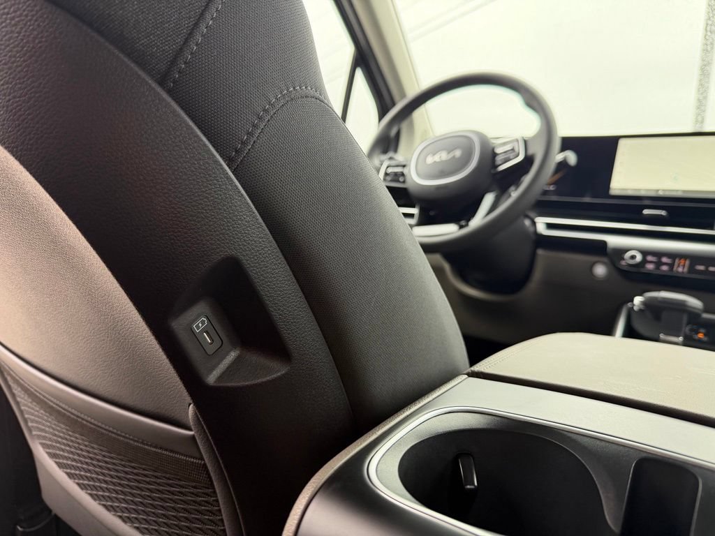 New 2026 Kia Carnival LX FWD image 32