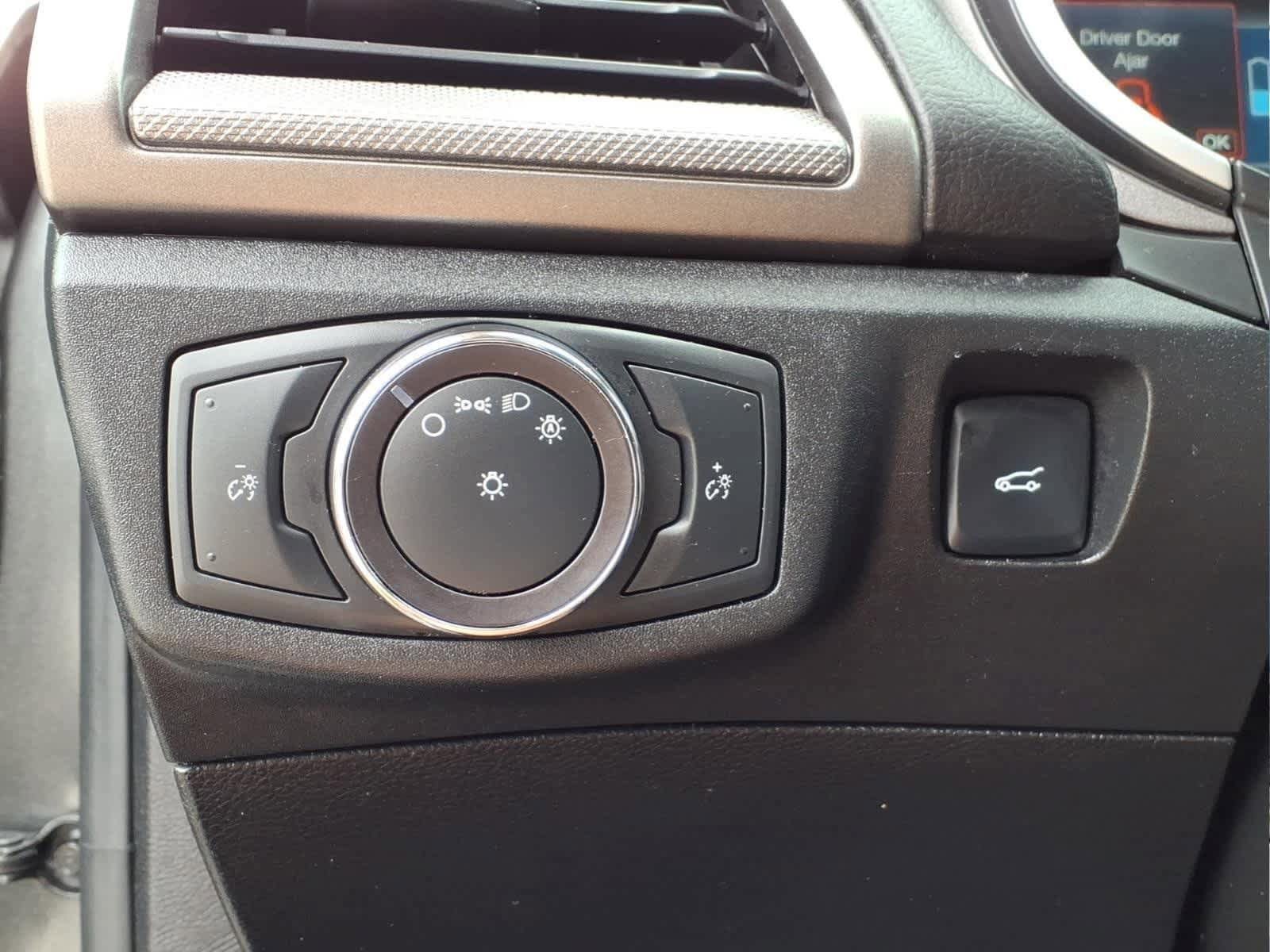 Used 2019 Ford Fusion SE FWD image 15