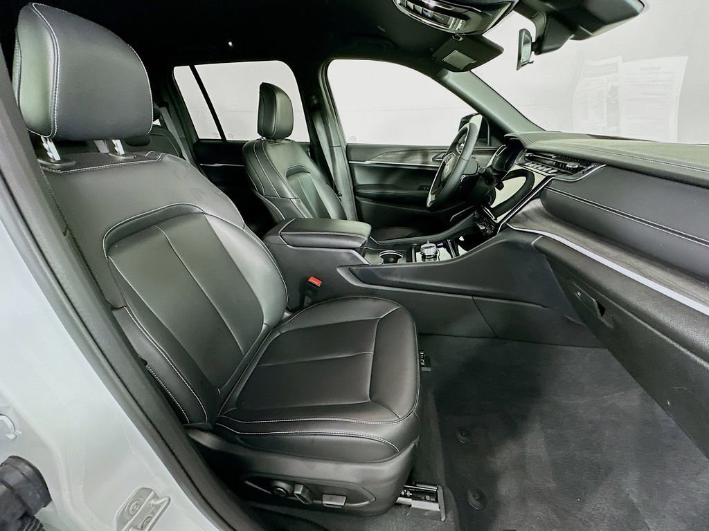 Certified 2025 Jeep Grand Cherokee Limited w/ Black Appearance Package image 38