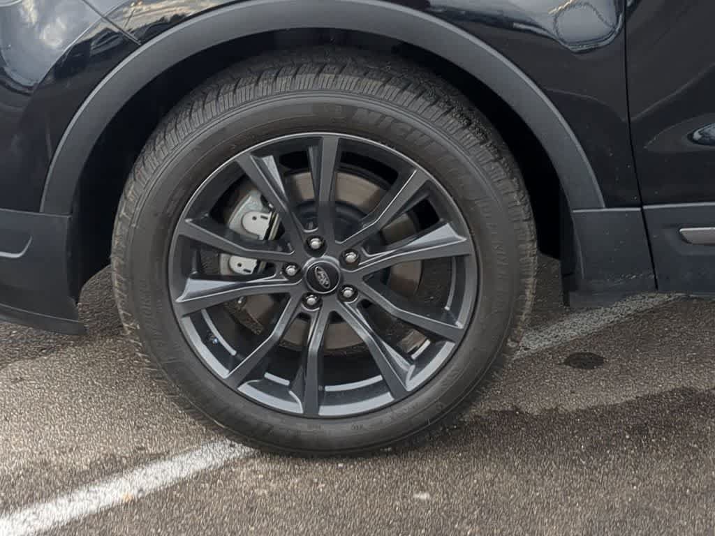 Used 2018 Ford Explorer XLT w/ Equipment Group 202A AWD/4WD image 13