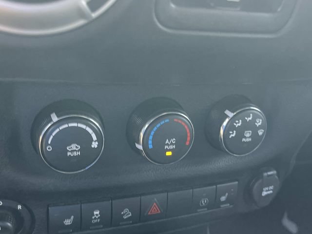 Used 2015 Jeep Wrangler Unlimited Rubicon w/ Connectivity Group AWD/4WD image 30