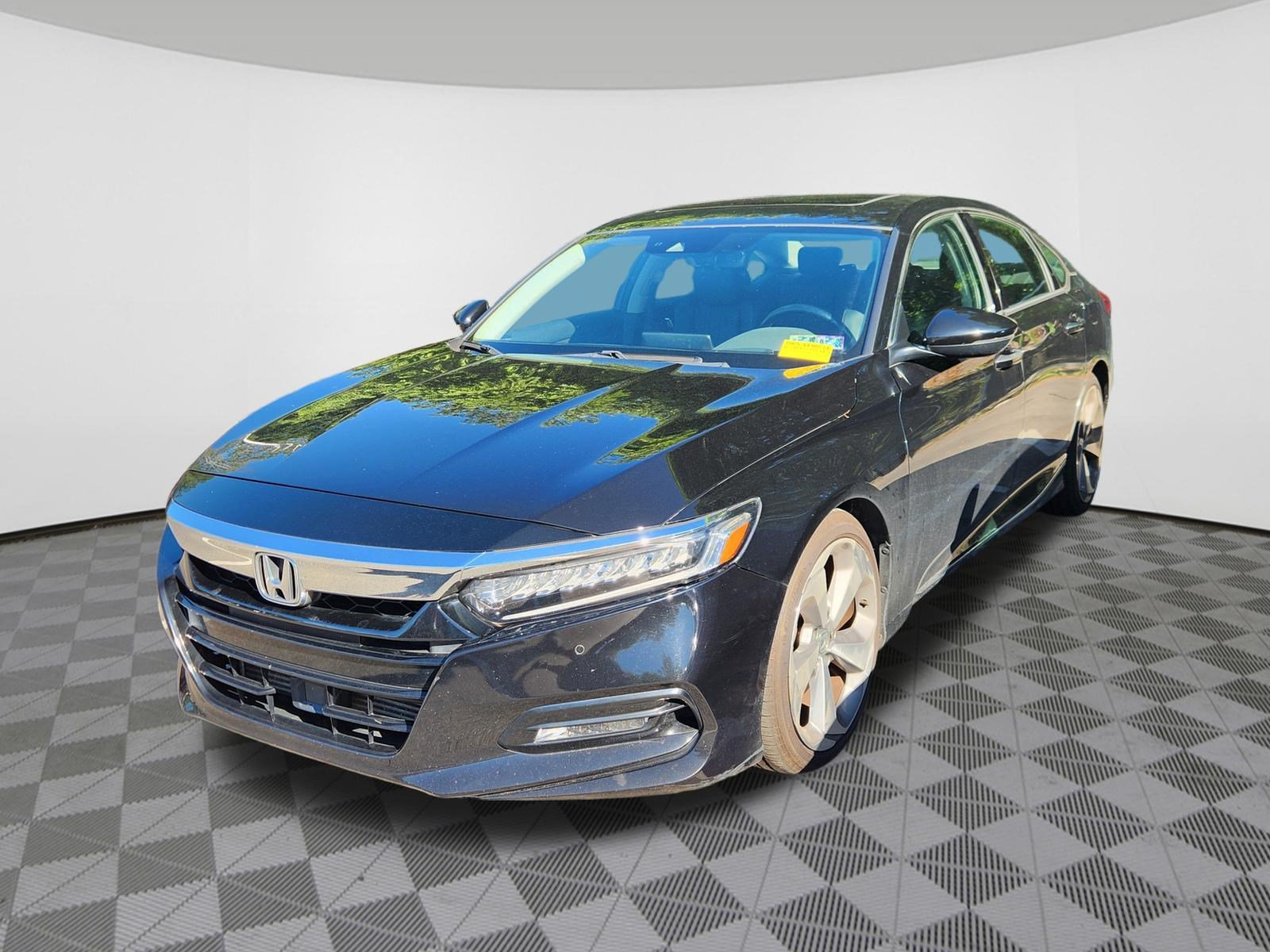 Used 2018 Honda Accord Touring image 2
