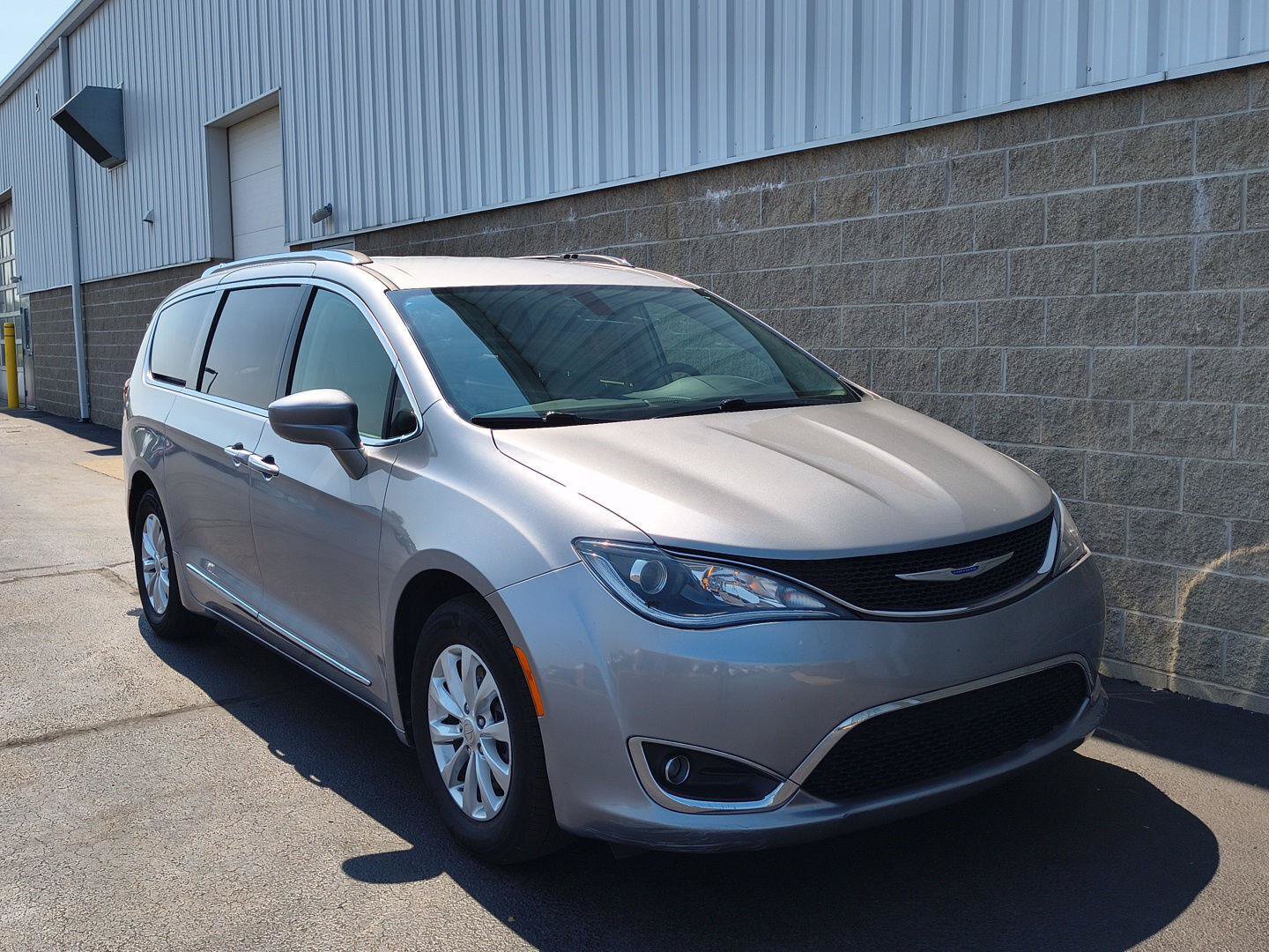 Used 2018 Chrysler Pacifica Touring-L FWD image 2