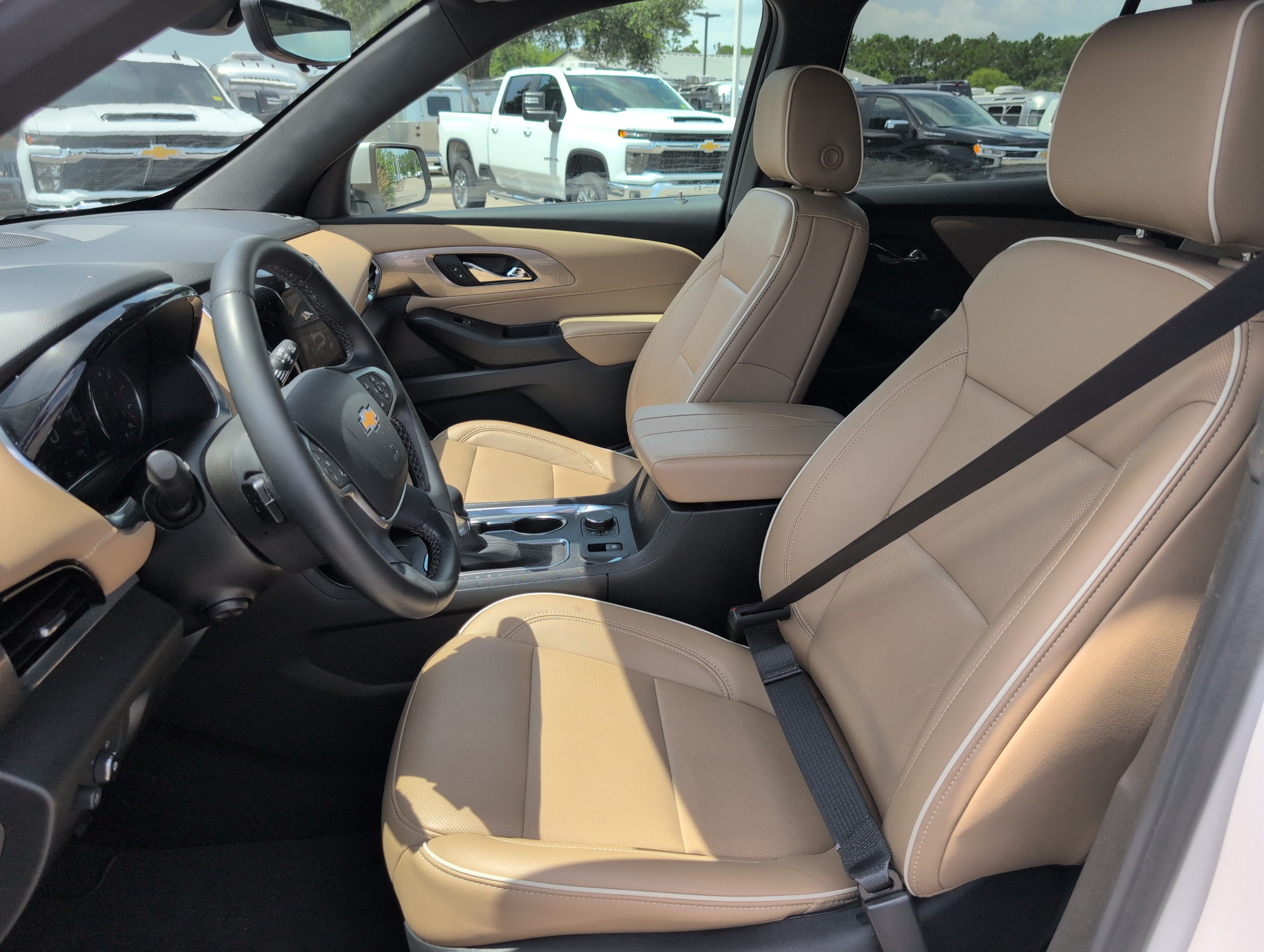 Used 2023 Chevrolet Traverse Premier FWD image 13