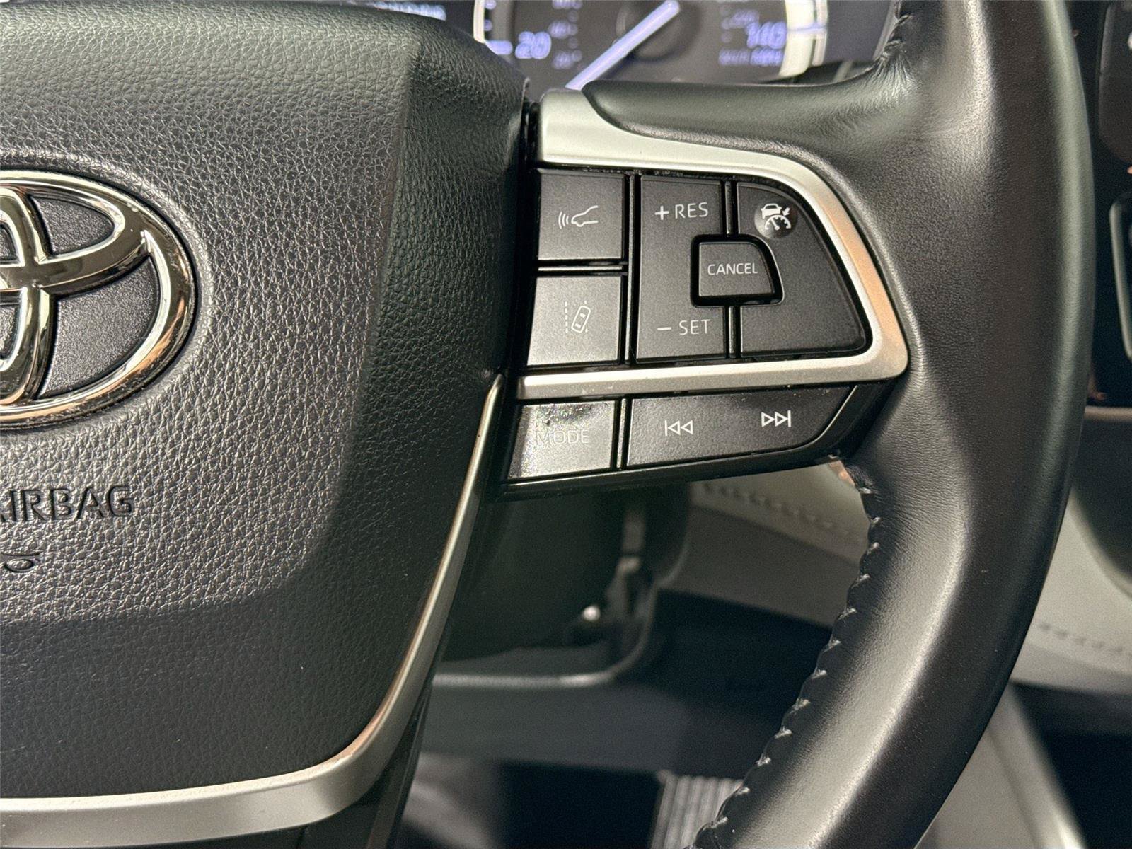 Used 2022 Toyota Highlander XLE FWD image 18