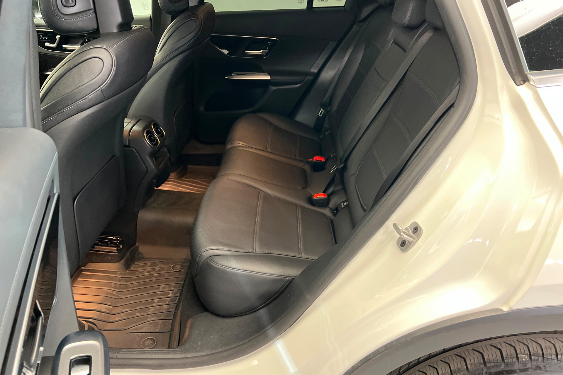 Used 2024 Mercedes-Benz GLC 300 4MATIC image 22