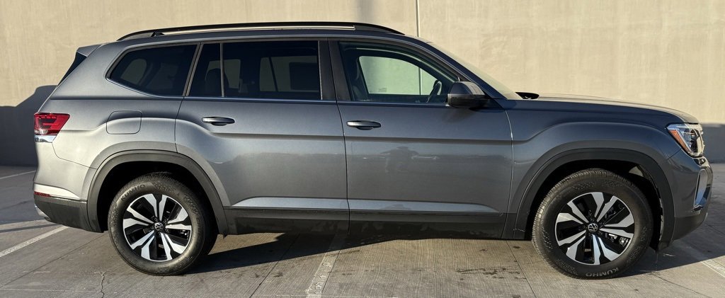 Used 2025 Volkswagen Atlas SE image 3