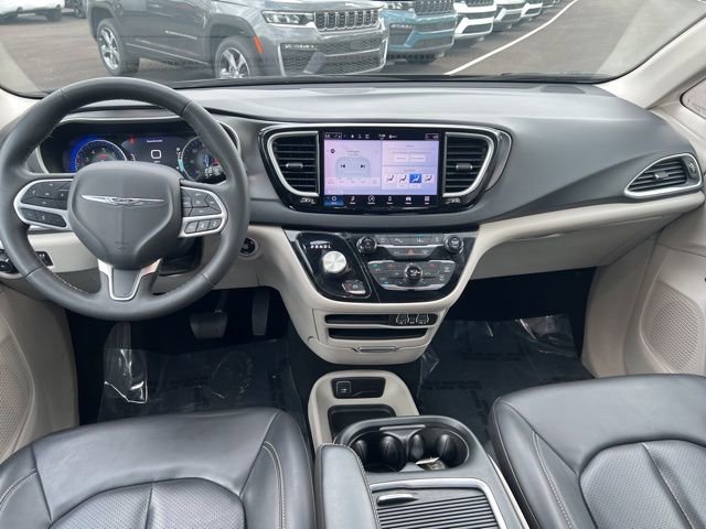 Used 2024 Chrysler Pacifica Touring-L FWD image 21