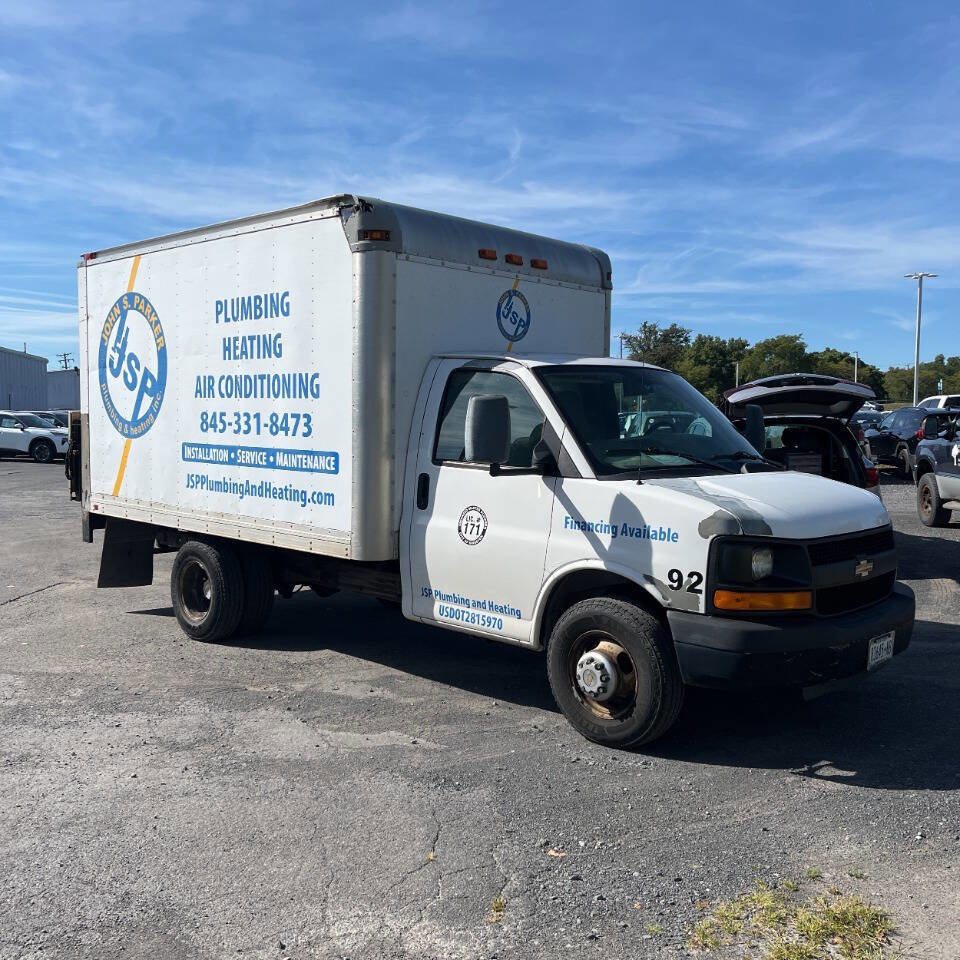 Used 2010 Chevrolet Express 3500 image 2