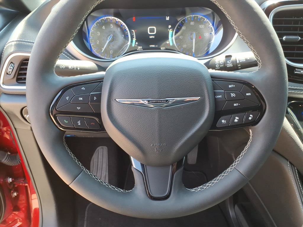 Used 2025 Chrysler Pacifica Limited FWD image 22