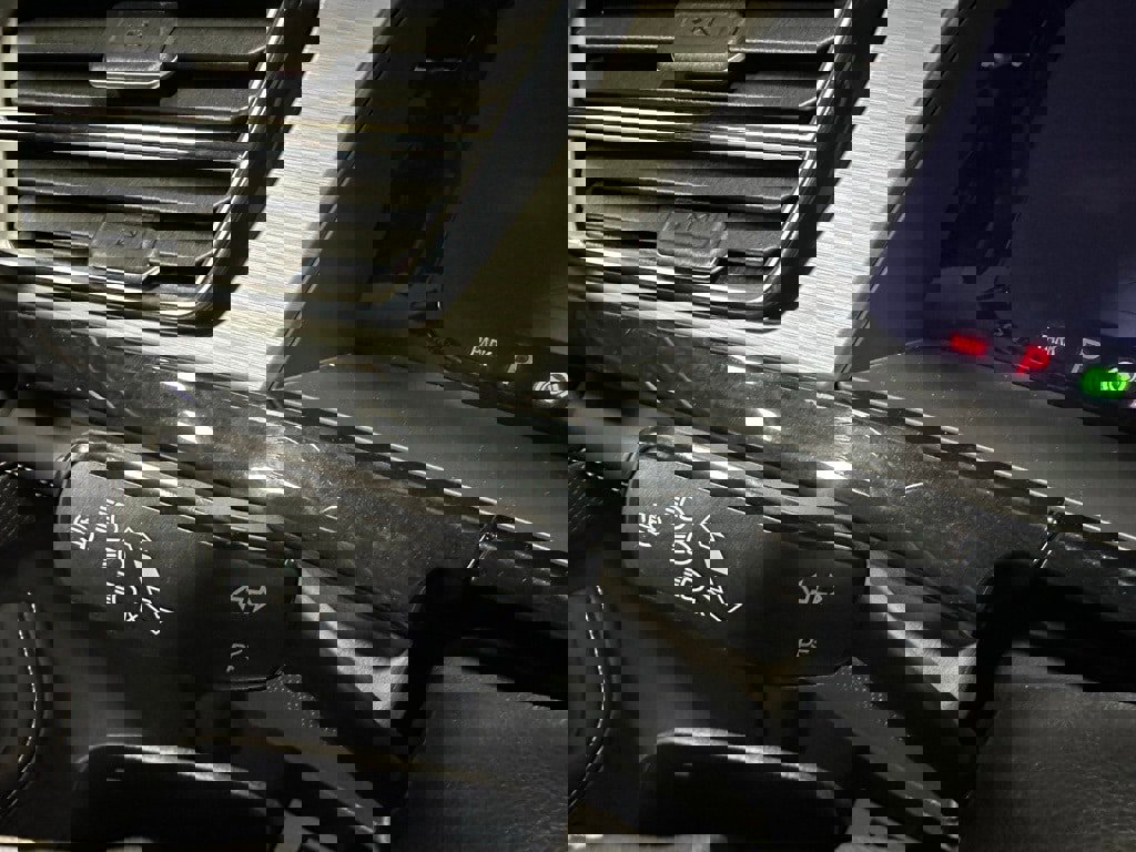 Used 2025 Volkswagen Atlas Cross Sport SE image 22