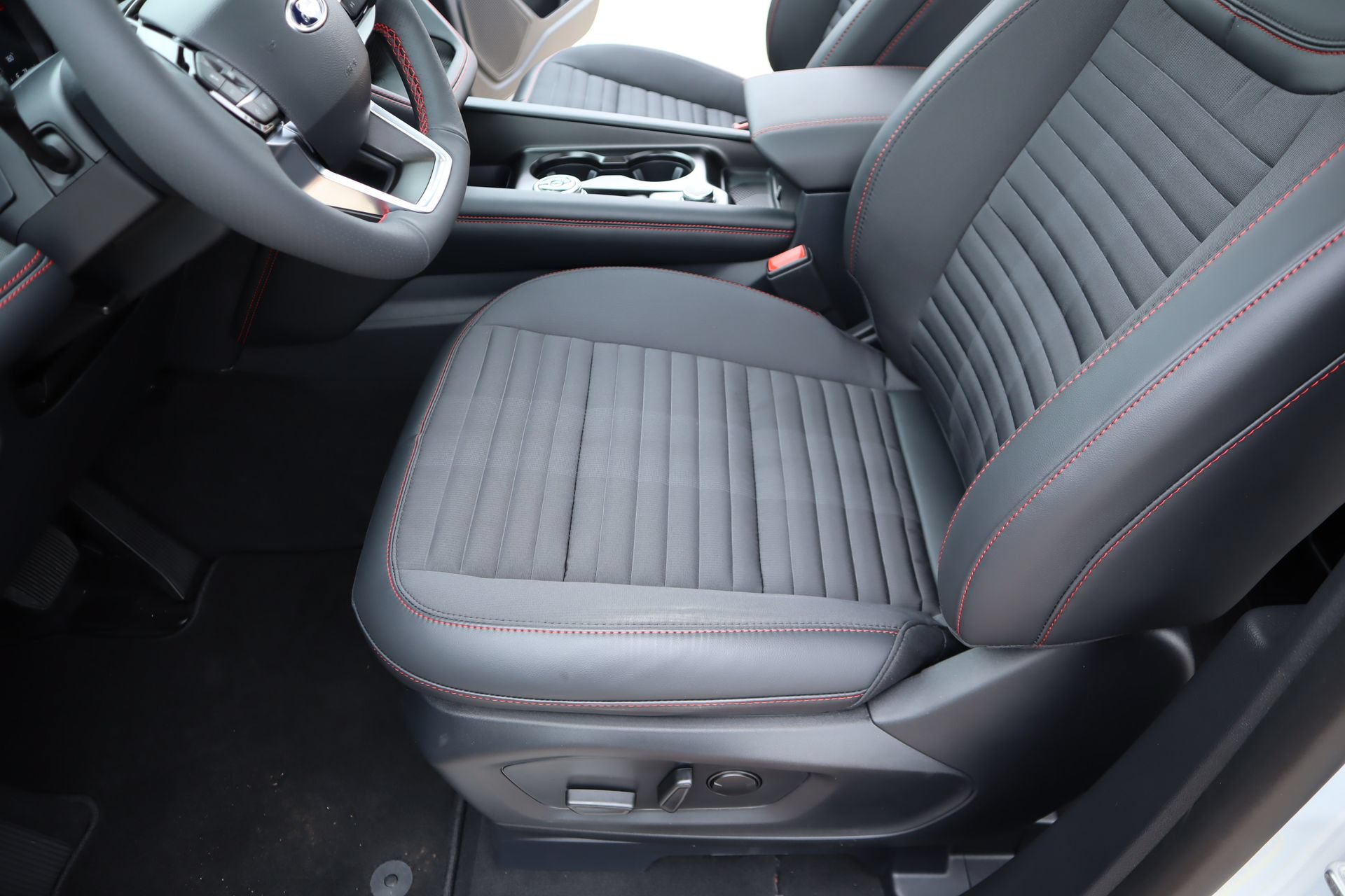 New 2026 Ford Explorer ST-Line w/ ST-Line Street Pack AWD/4WD image 11
