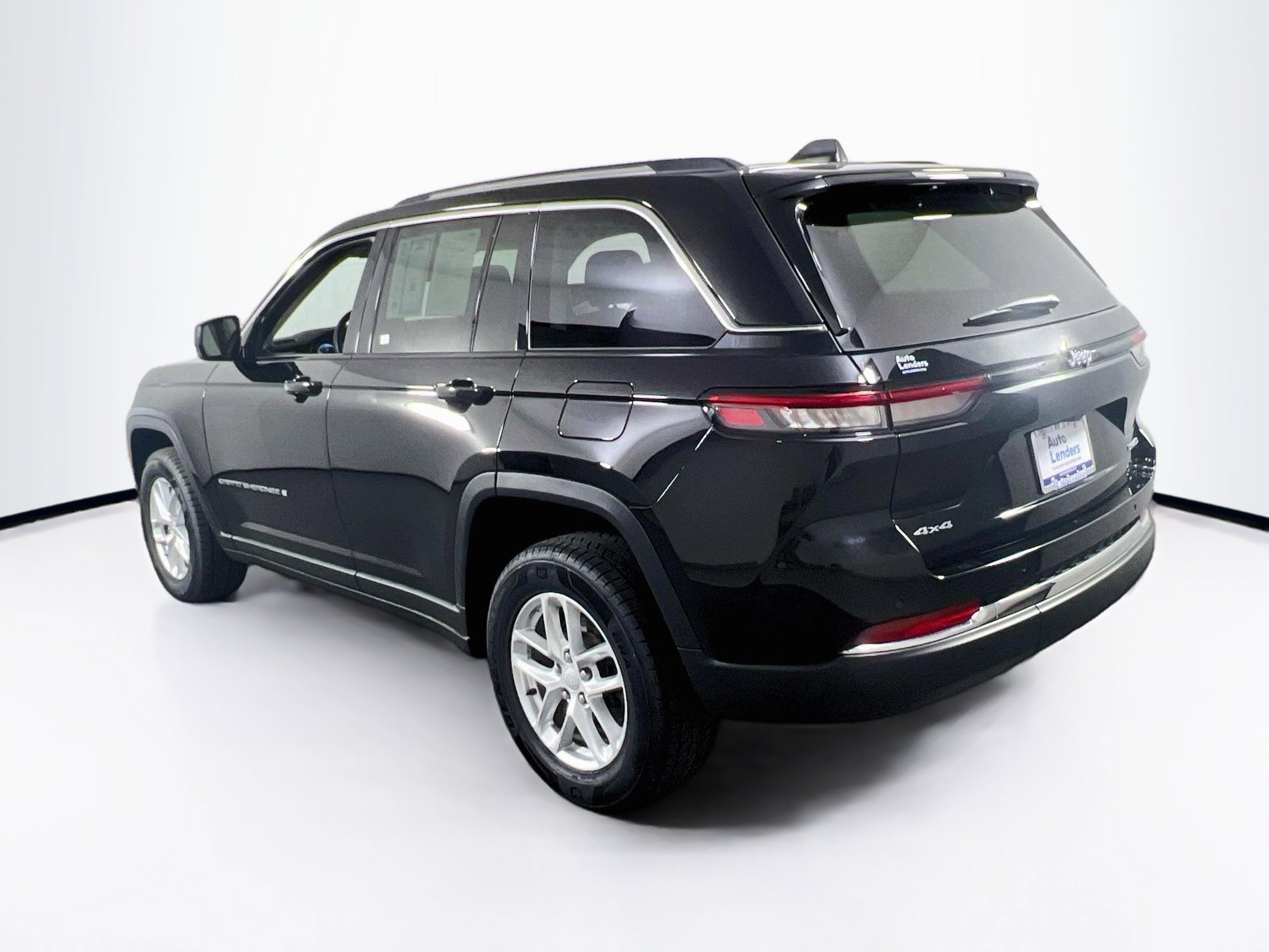 Used 2023 Jeep Grand Cherokee Laredo AWD/4WD image 7