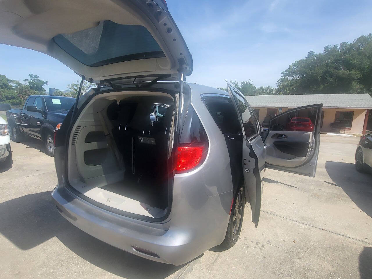 Used 2017 Chrysler Pacifica Touring w/ Tire & Wheel Group FWD image 79