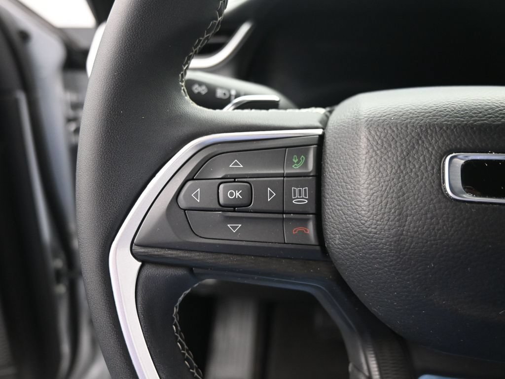 Used 2025 Jeep Grand Cherokee Laredo AWD/4WD image 36