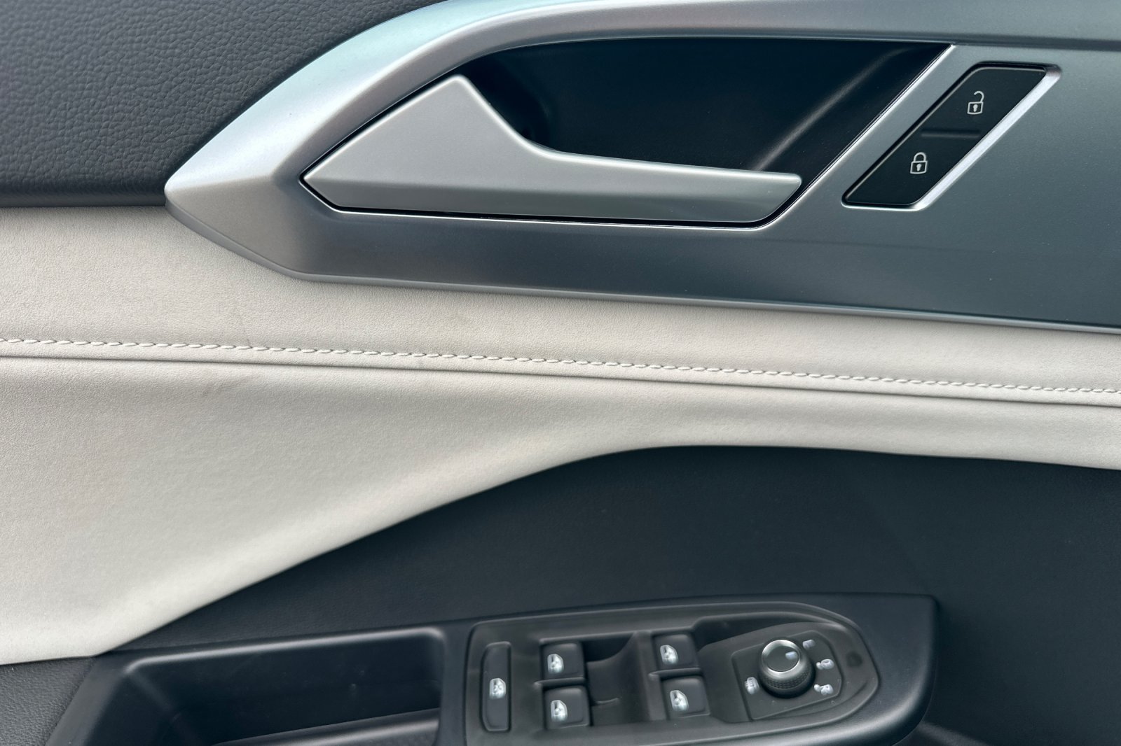 New 2026 Volkswagen Taos SE FWD image 11