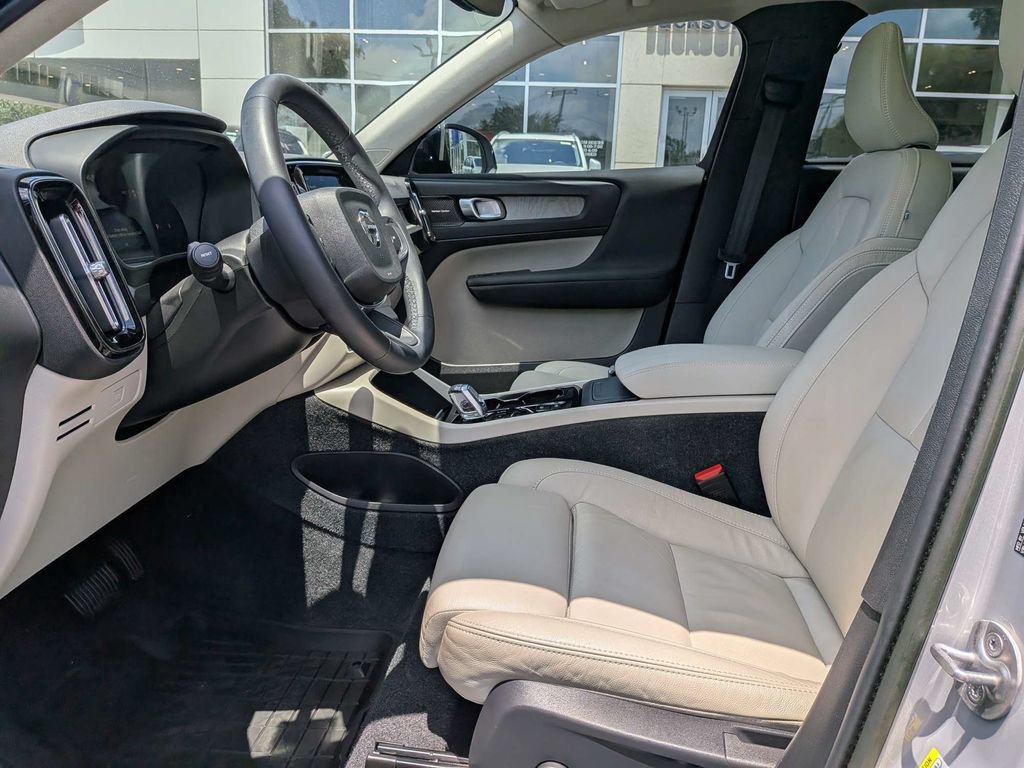 Certified 2023 Volvo XC40 B5 Ultimate w/ Climate Package AWD/4WD image 2