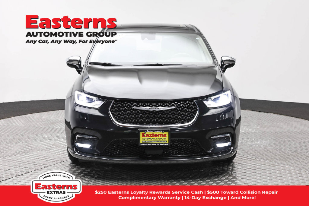 Used 2023 Chrysler Pacifica Limited FWD image 3